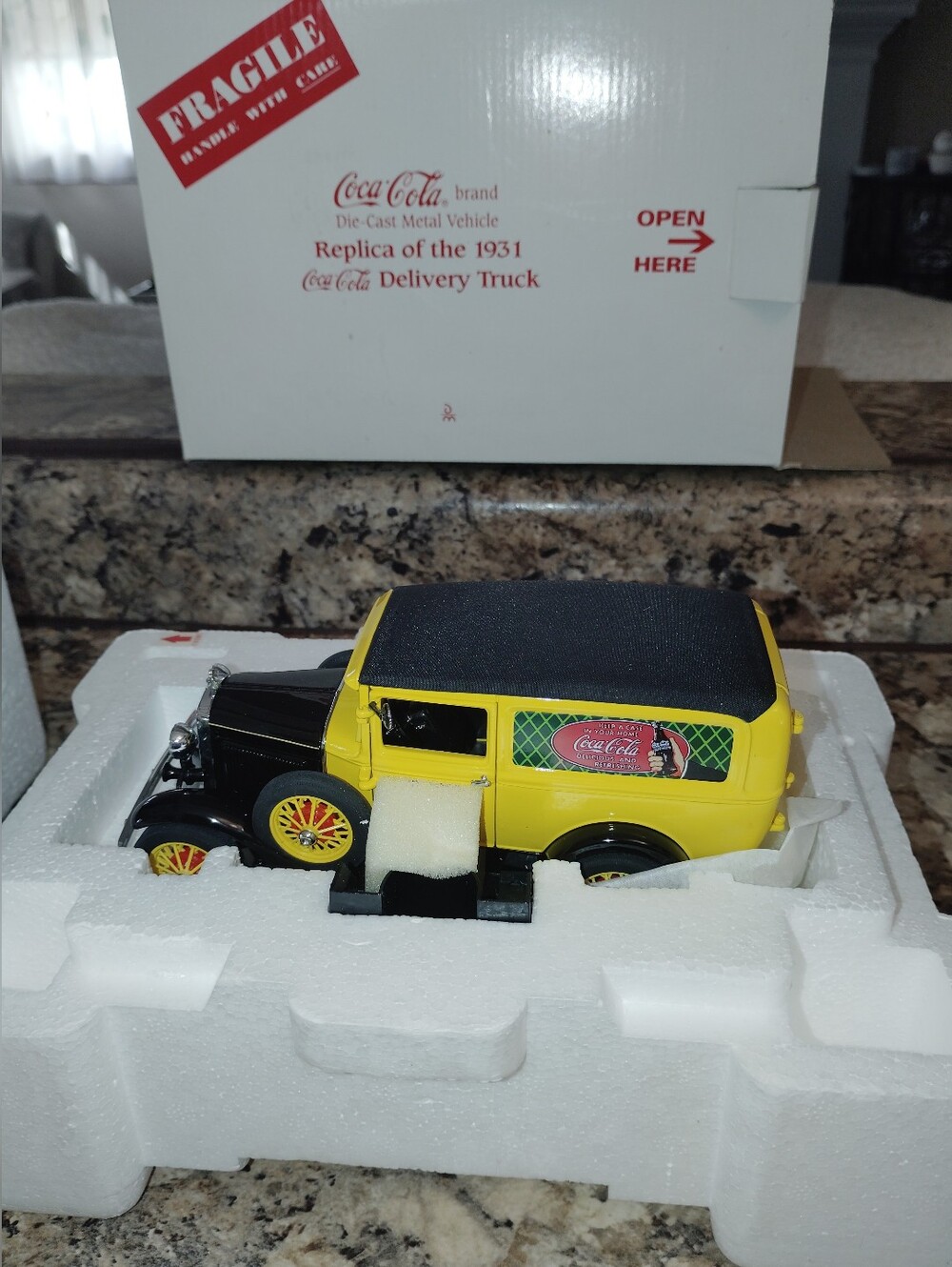 Danbury Mint 1931 Coca-Cola Delivery Truck, 1:24 scale, Brand New Original Pack - Picture 4 of 8